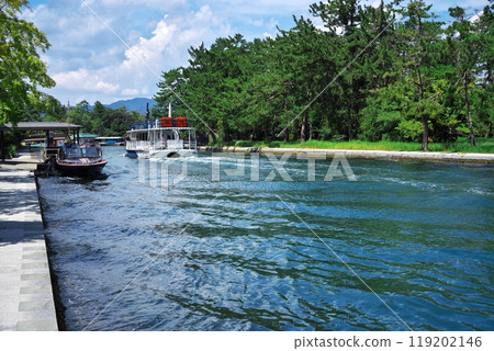 夏天穿越天橋立海鮮橋的遊船 夏天穿越天橋立海鮮橋的遊船 119202146