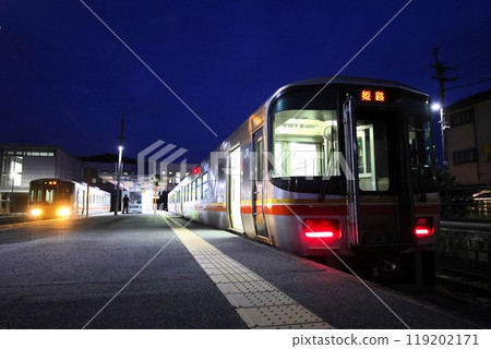 [JR西日本]夜間的喜波122、喜波127（姬神線：播磨新宮站） 119202171
