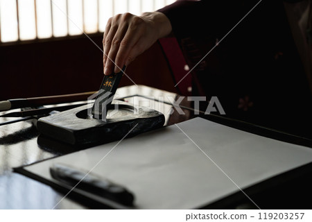 Foreign women doing calligraphy Foreign women doing calligraphy 119203257