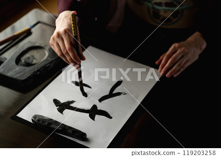 外國女子寫書法 119203258