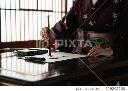 外國女子寫書法 119203260