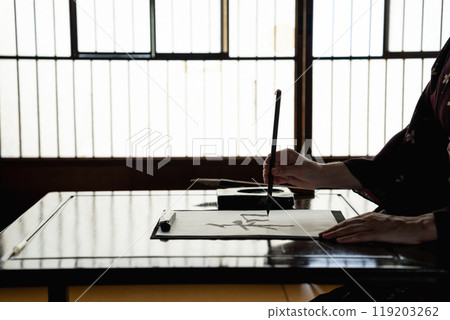 外國女子寫書法 119203262