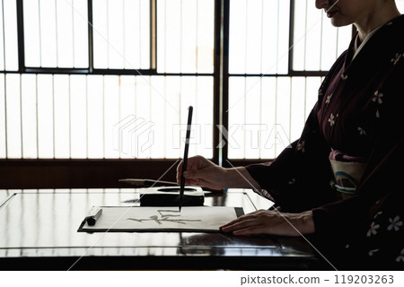 外國女子寫書法 119203263