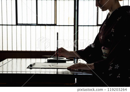 外國女子寫書法 119203264