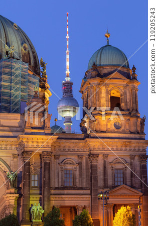 Dom Cathedral on Museum Island in Berlin at sunset Dom Cathedral on Museum Island in Berlin at sunset 119205243