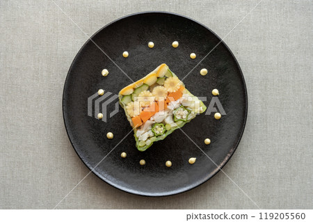 色彩繽紛的夏季蔬菜砂鍋 色彩繽紛的夏季蔬菜砂鍋 119205560