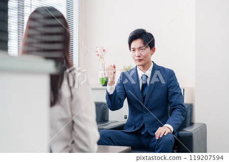 銷售員微笑著與顧客交談 銷售員微笑著與顧客交談 119207594