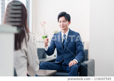 銷售員微笑著與顧客交談 119207595