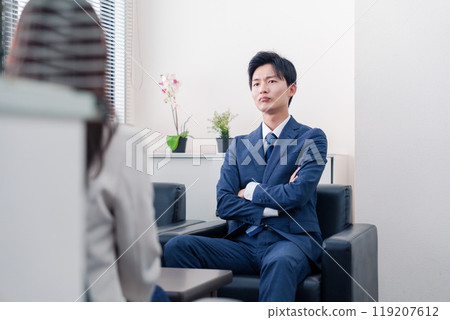 談判破裂後表現傲慢的推銷員。 119207612