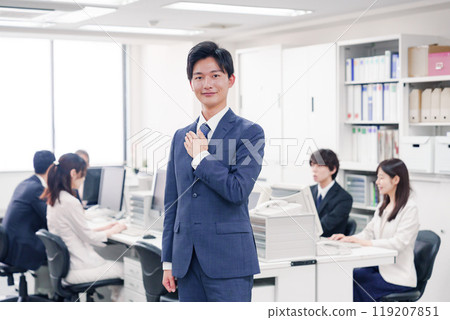 穿著西裝的商人把手放在胸前以示誠意 119207851