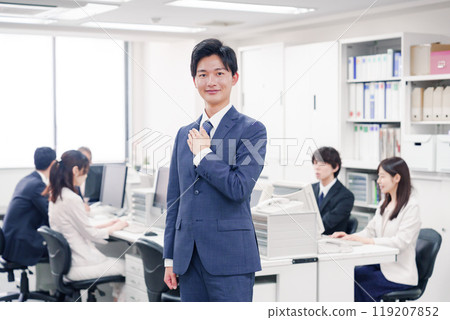 穿著西裝的商人把手放在胸前以示誠意 119207852