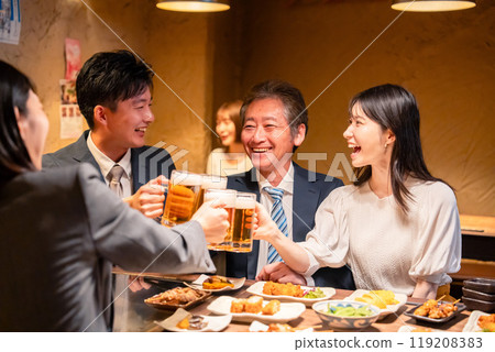 Male and female business people toasting at an izakaya 119208383