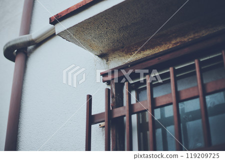 房子的外牆上生鏽 119209725