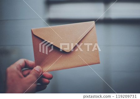 拿著棕色信封的人的手 拿著棕色信封的人的手 119209731