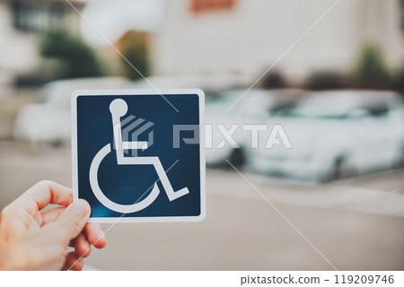 輪椅標記和停車場的模糊風景 輪椅標記和停車場的模糊風景 119209746