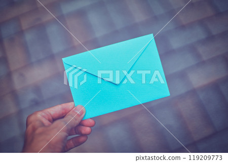 拿著淺藍色信封的人的手 119209773