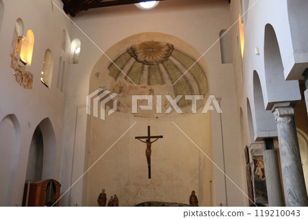 阿馬爾菲是一座被陡峭懸崖包圍的狹窄土地上有成排房屋的城市。 119210043