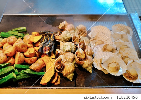 Grilled shellfish and steamed vegetables 119210456