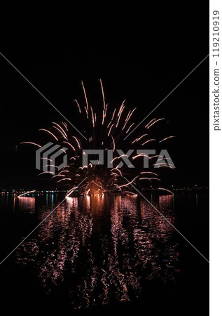 A fantasy of light that colors the autumn night. Scenes from the Kashima City Fireworks Festival. 119210919