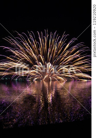鹿島市花火大會的夢幻場景，燈光為秋夜增添色彩 119210920