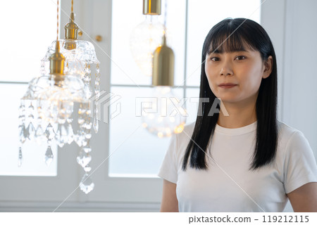 站在室內枝形吊燈內的女人 站在室內枝形吊燈內的女人 119212115