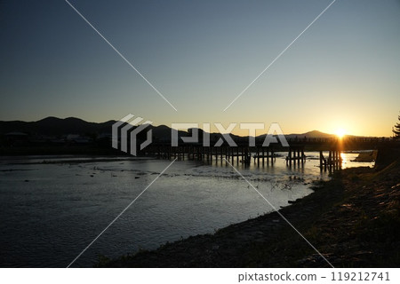 [Kyoto Arashiyama] Dawn at Togetsukyo Bridge 119212741