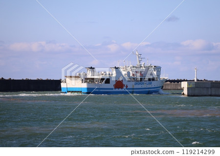 (Haburo Town, Hokkaido) The Haboro Coastal Ferry sails through Haboro Port towards the island. 119214299