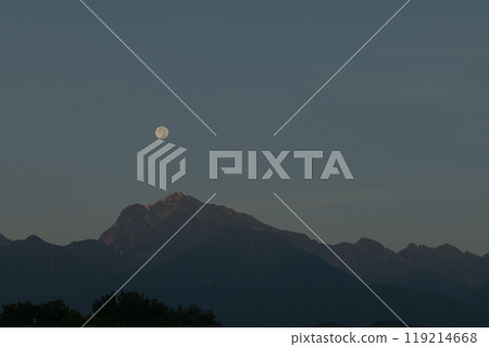 北斗市長坂町南阿爾卑斯的凱駒岳上空的八月滿月 119214668