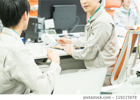 在精緻的辦公室工作的一位不露面的男性工程師 119215078