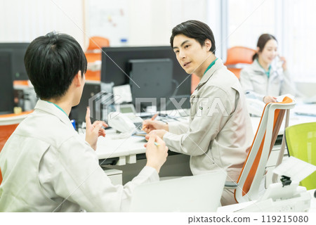 A male engineer giving gentle guidance 119215080