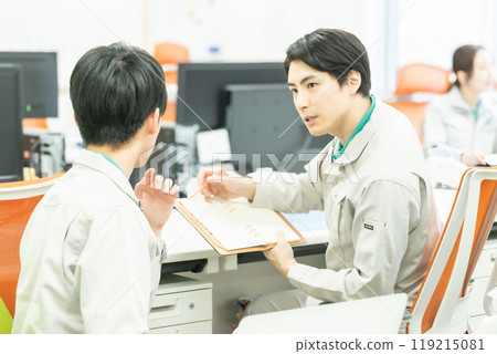 A male engineer giving gentle guidance 119215081