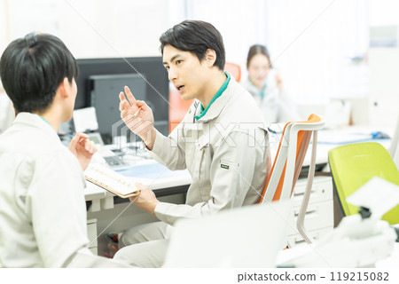 A male engineer giving gentle guidance 119215082