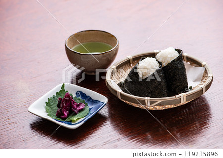 Rice balls, rice balls, bamboo baskets, pickles, tea 119215896