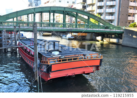 A houseboat parked under Yanagibashi Bridge in Asakusabashi A houseboat parked under Yanagibashi Bridge in Asakusabashi 119215955