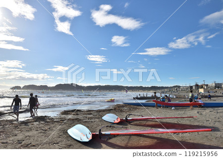 風衝浪者聚集的鎌倉地震圖海岸 風衝浪者聚集的鎌倉地震圖海岸 119215956