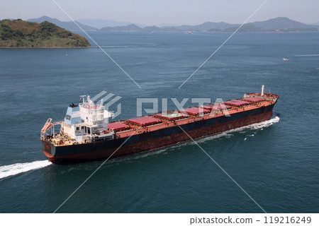 一艘貨船通過來島海峽大橋，駛向西田。 119216249