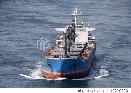 一艘大型貨船駛入來島海峽大橋 119216250