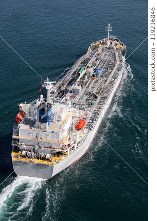 從來島海峽大橋頂部看到的大型化學品油輪 從來島海峽大橋頂部看到的大型化學品油輪 119216846