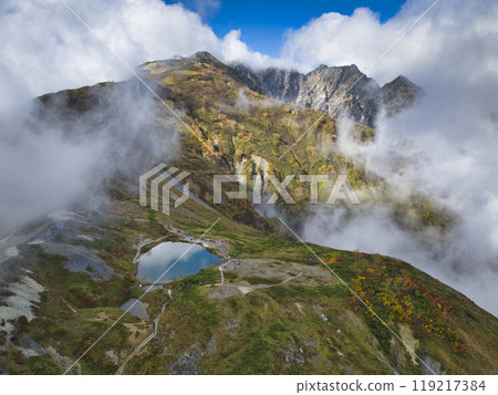 長野縣白馬村,秋葉覆蓋的美麗八方池和不歸劍的壯麗景色(無人機空拍) 長野縣白馬村,秋葉覆蓋的美麗八方池和不歸劍的壯麗景色(無人機空拍) 119217384