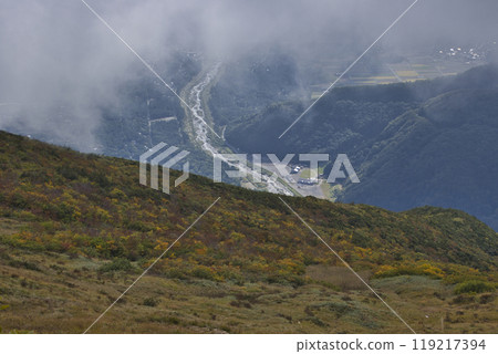 Beautiful autumn foliage seen from the Riesen Quad in Hakuba Village, Nagano Prefecture 119217394