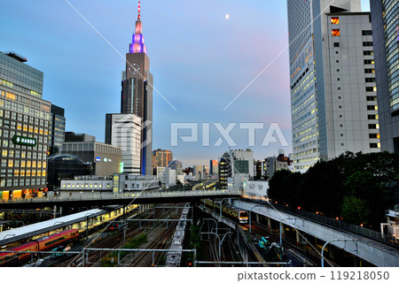 從新宿Busta看代代木站的夜景 從新宿Busta看代代木站的夜景 119218050