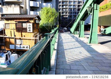 神田川柳橋人行道上倒映著扶手的影子 119218238