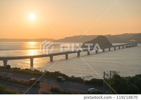 [Shimonoseki City, Yamaguchi Prefecture] Tsunoshima Bridge and sunset seen from the side 119218670