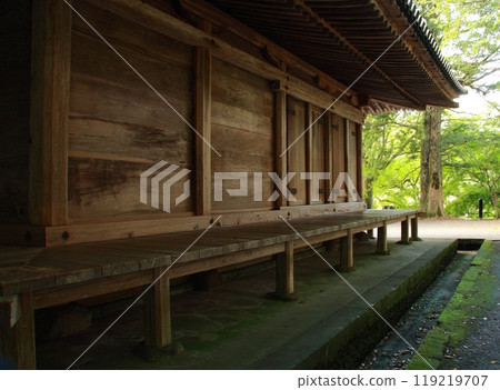 The side and veranda of the main hall of Fukiji Temple 119219707