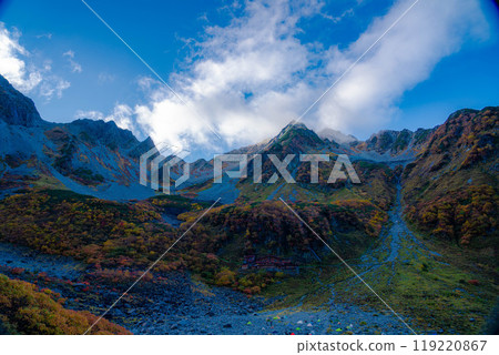 [Autumn Spectacular Scenery] The magnificent autumn foliage of Karasawa Cirque [Nagano Prefecture] 119220867