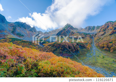 [Autumn Spectacular Scenery] The magnificent autumn foliage of Karasawa Cirque [Nagano Prefecture] 119220871