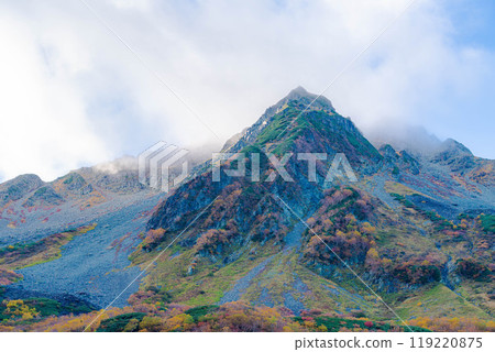 [Autumn Spectacular Scenery] The magnificent autumn foliage of Karasawa Cirque [Nagano Prefecture] 119220875