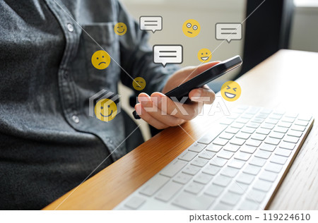 人們在智慧型手機上使用 SNS 應用程式。使用智慧型手機與某人交流的圖像 119224610