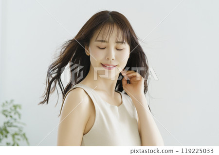 A young woman who hairdressing A young woman who hairdressing 119225033