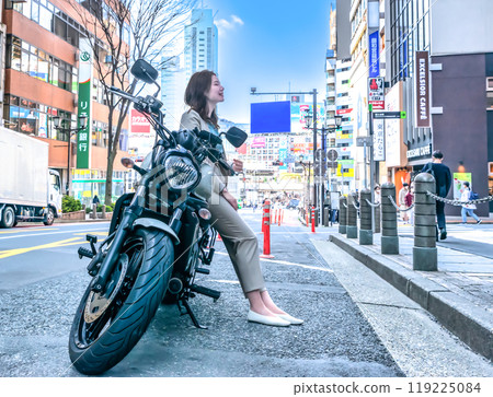 Business woman and cruiser bike Shibuya 119225084